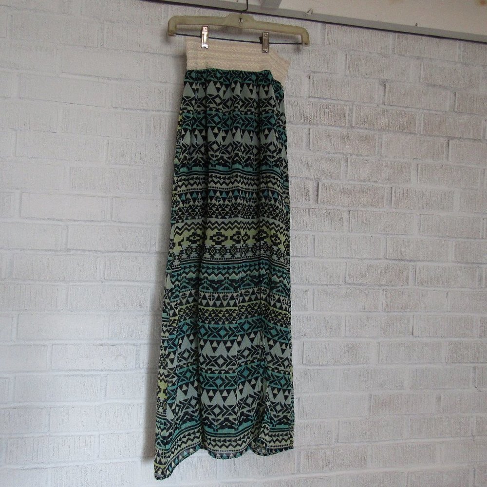 No Boundaries skirt. S
